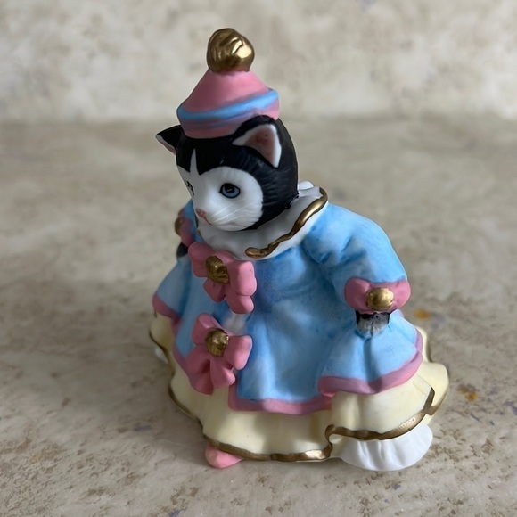 Vintage Schmid Kitty Cucumber Figurine Ellie in Costume 1994 - Picture 2 of 6